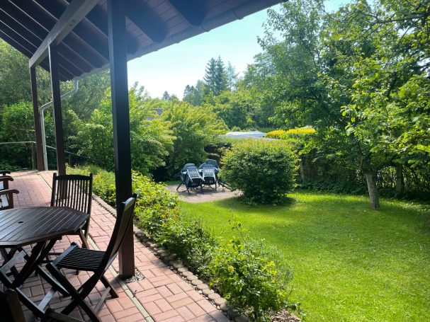 Ferienhaus Lotz Wohnung Maximus Blick auf Terrasse und Garten